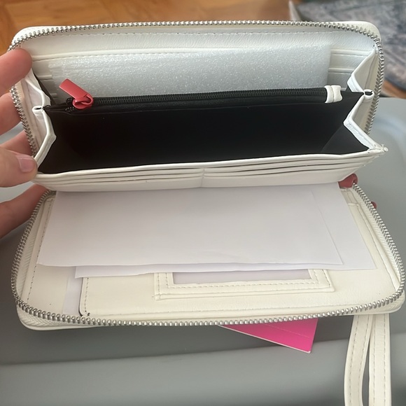 Betsey Johnson White Wallet with Red Heart Accents - NWT - Picture 4 of 5